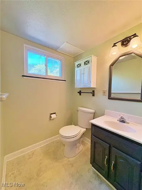 Bath - 417 Windsor Dr, Elyria, OH 44035 photo 1 of 2