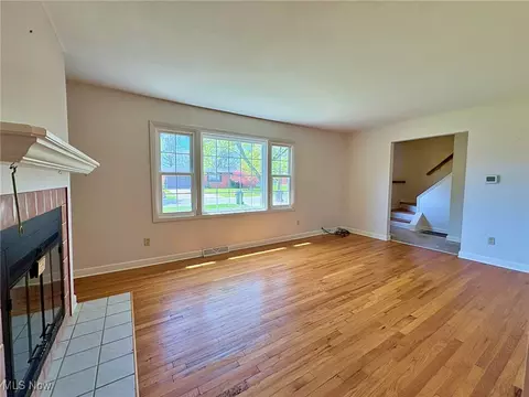 Living - 417 Windsor Dr, Elyria, OH 44035 photo 3 of 4