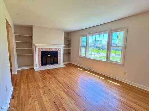 Living - 417 Windsor Dr, Elyria, OH 44035 photo 2 of 4