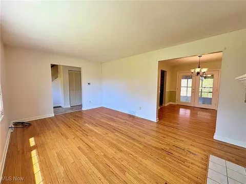 Living - 417 Windsor Dr, Elyria, OH 44035 photo 4 of 4