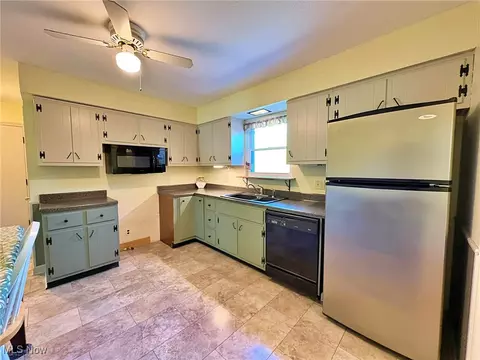Kitchen - 417 Windsor Dr, Elyria, OH 44035 photo 3 of 3