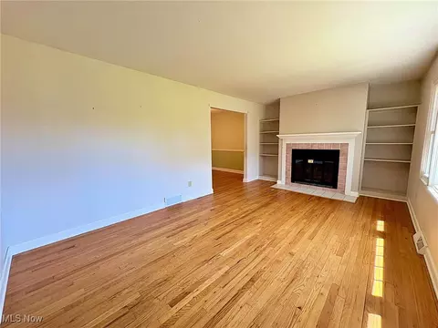 Living - 417 Windsor Dr, Elyria, OH 44035 photo 1 of 4