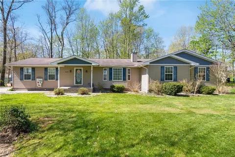608 Lynnview St SW, Hartville, OH 44632