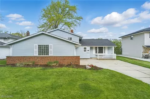 24822 Deerfield Dr, North Olmsted, OH 44070