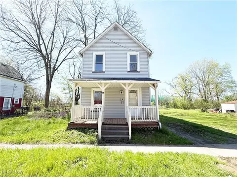 9 Woodford Ave, Elyria, OH 44035