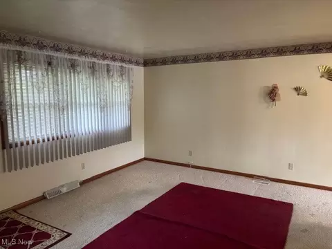 Living - 1521 Difford, Niles, OH 44446 photo 2 of 7