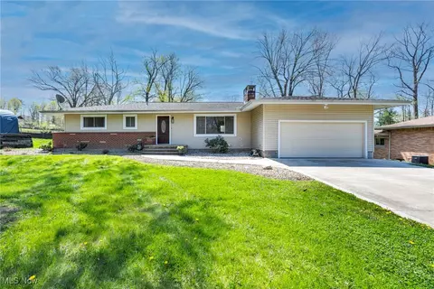 7438 Briar Hill Dr, Willoughby, OH 44094