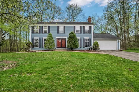 16561 S White Oaks Dr, Strongsville, OH 44136