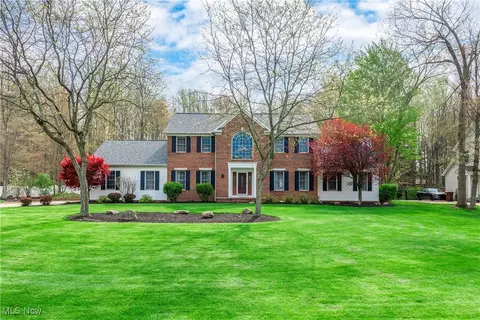 8055 Sandstone Dr, Sagamore Hills, OH 44067
