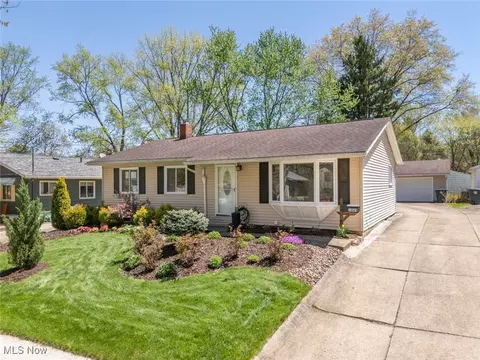 1069 Middlecoff Dr, Akron, OH 44313