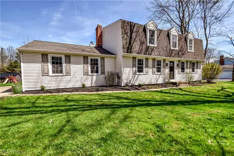 18029 Millstone Dr, Chagrin Falls, OH 44023