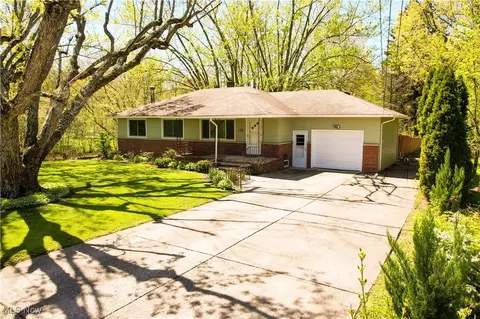 132 Forest Hill Dr, Amherst, OH 44001