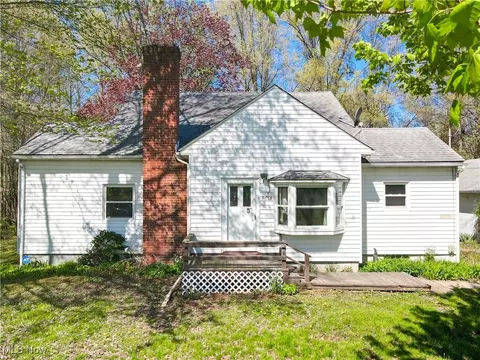 5653 Wayland Rd, Ravenna, OH 44266