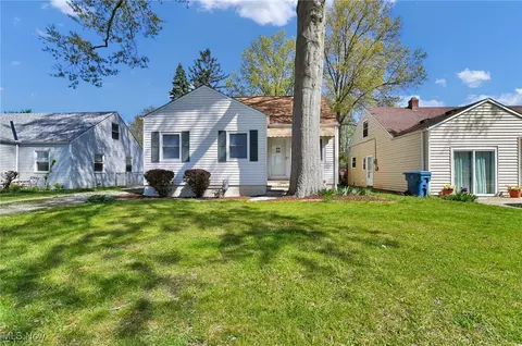 27840 Knickerbocker Rd, Bay Village, OH 44140