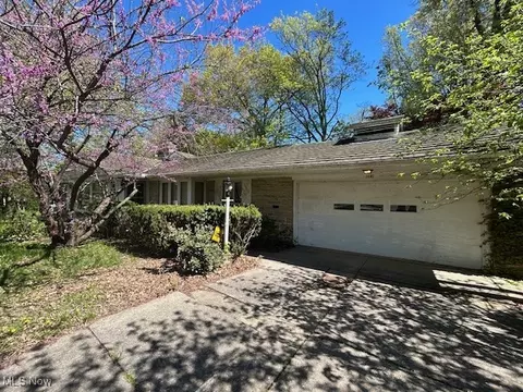1081 Carver Rd, Cleveland Heights, OH 44112