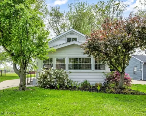 252 Parkway Dr, Eastlake, OH 44095