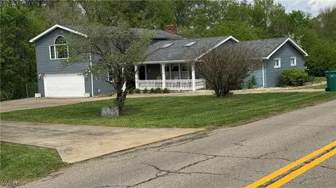 3380 Kearns Dr, Zanesville, OH 43701