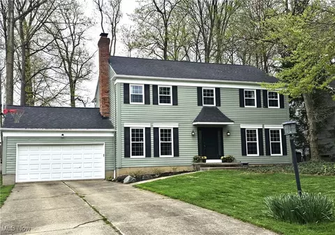16585 S White Oaks Dr, Strongsville, OH 44136