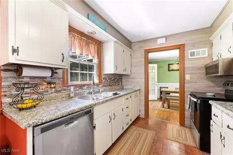 Kitchen - 133 Homestead Dr, Boardman, OH 44512 photo 2 of 3