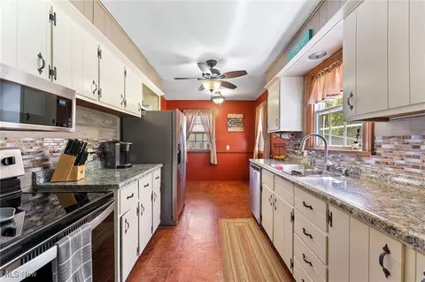 Kitchen - 133 Homestead Dr, Boardman, OH 44512 photo 1 of 3