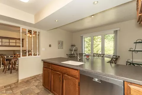 Kitchen - 10410 Pinegate Dr, Chardon, OH 44024 photo 3 of 5