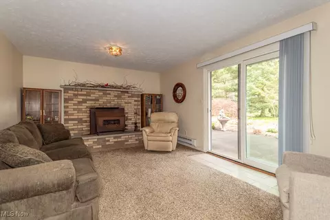 Living - 10410 Pinegate Dr, Chardon, OH 44024 photo 5 of 6