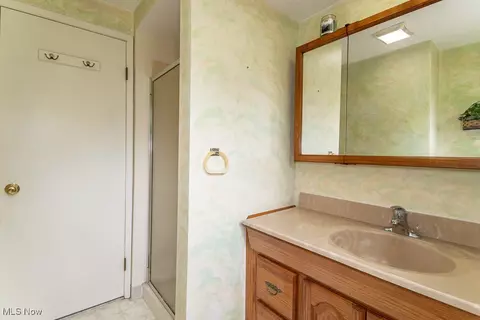 Bath - 10410 Pinegate Dr, Chardon, OH 44024 photo 4 of 4