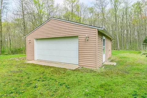 Exterior - 10410 Pinegate Dr, Chardon, OH 44024 photo 9 of 12