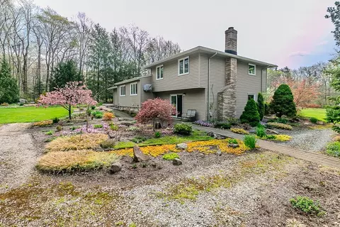 Exterior - 10410 Pinegate Dr, Chardon, OH 44024 photo 11 of 12