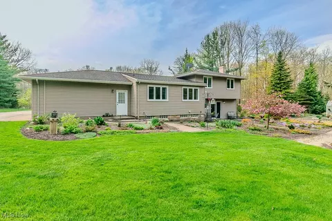 Exterior - 10410 Pinegate Dr, Chardon, OH 44024 photo 3 of 12