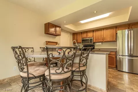 Kitchen - 10410 Pinegate Dr, Chardon, OH 44024 photo 2 of 5