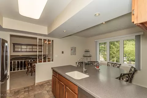 Kitchen - 10410 Pinegate Dr, Chardon, OH 44024 photo 4 of 5