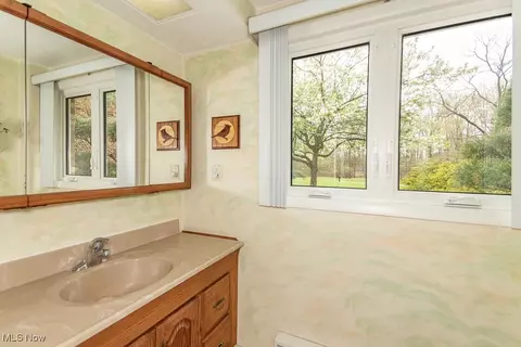 Bath - 10410 Pinegate Dr, Chardon, OH 44024 photo 3 of 4