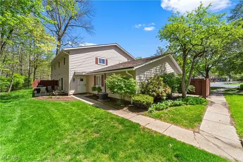 8703 Fox Rest Dr #34, Brecksville, OH 44141