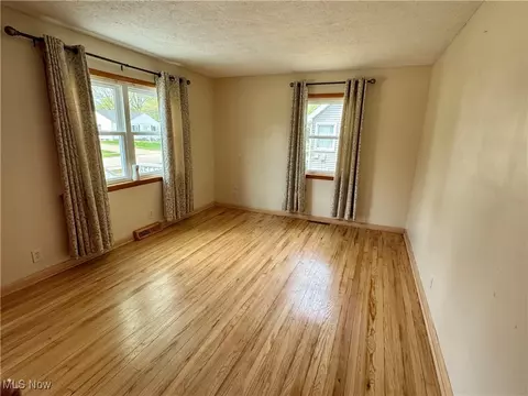 Living - 1434 Myrtle Ave, Ashtabula, OH 44004 photo 2 of 3