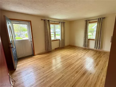 Living - 1434 Myrtle Ave, Ashtabula, OH 44004 photo 1 of 3