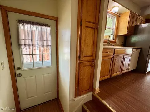Entry Way - 1434 Myrtle Ave, Ashtabula, OH 44004 photo 5 of 7