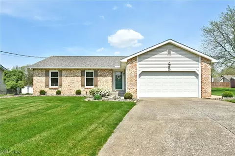 689 Wyndclift Cir, Austintown, OH 44515