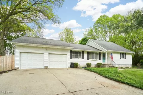 2940 Robin Hill Dr, Mogadore, OH 44260