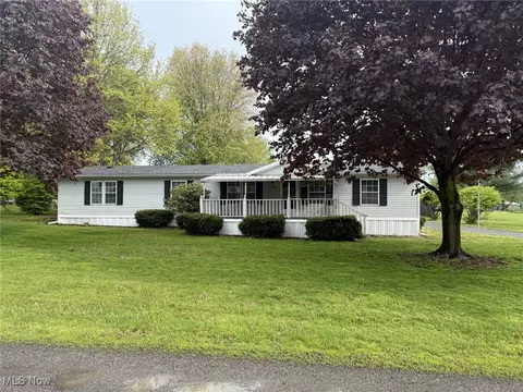 5325 Angela Dr NW, Beach City, OH 44608