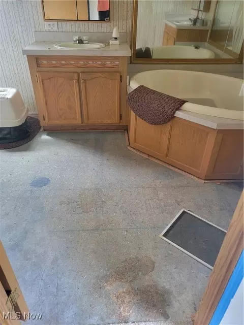 Bath - 2023 E Morgan Rd, Jefferson, OH 44047 photo 3 of 3