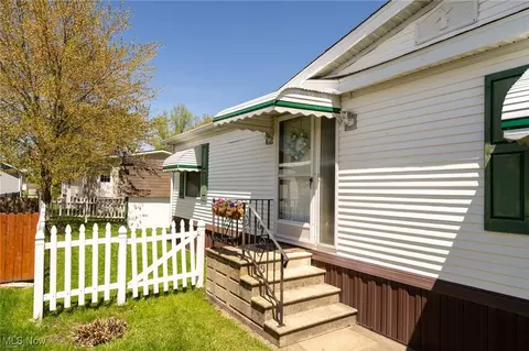 201 Pin Oak Cir, Elyria, OH 44035