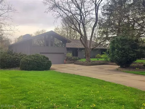 605 W Acadia Pt, Aurora, OH 44202