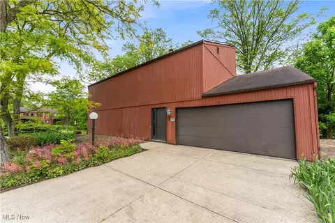 32735 Brookstone Ln, North Ridgeville, OH 44039