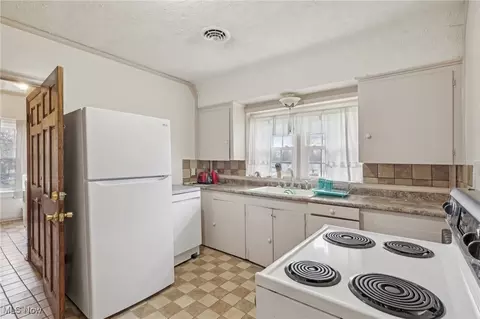 Kitchen - 2419 Carpenter Rd, Ashtabula, OH 44004 photo 4 of 5