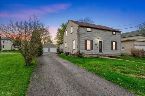 414 N Main St, Wellington, OH 44090