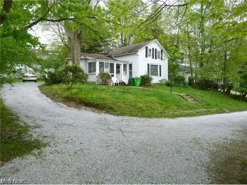 196 Vincent St, Chagrin Falls, OH 44022