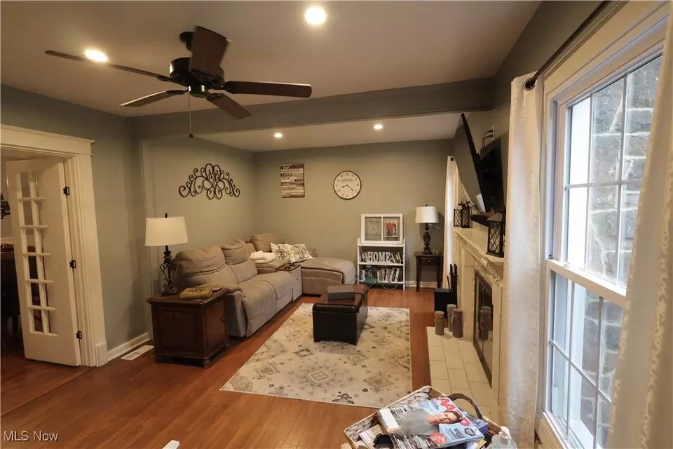 Living - 1851 Bears Den Rd, Youngstown, OH 44511 photo 2 of 6