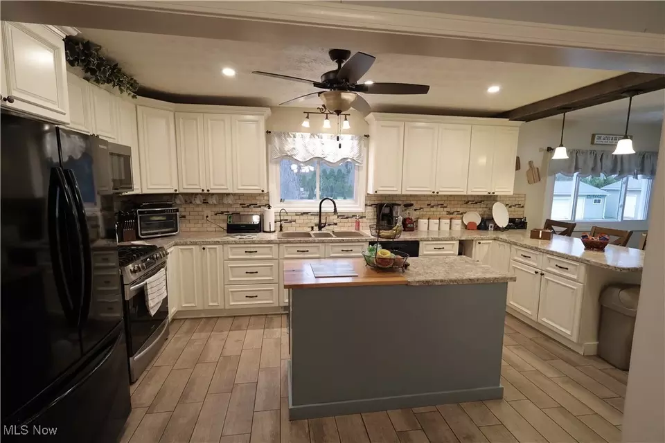 Kitchen - 1851 Bears Den Rd, Youngstown, OH 44511 photo 3 of 3