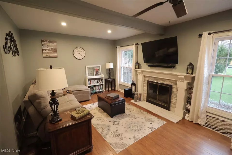 Living - 1851 Bears Den Rd, Youngstown, OH 44511 photo 3 of 6